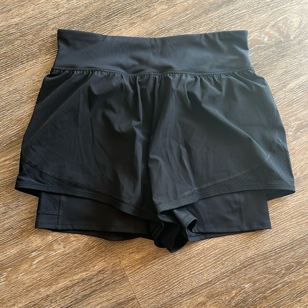 Spanx “The Get Moving” Shorts. Women’s size large. Back hidden zippered pouch.